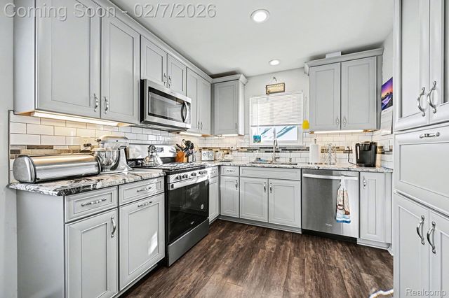 35340 Schoolcraft Road, Livonia, MI 48150