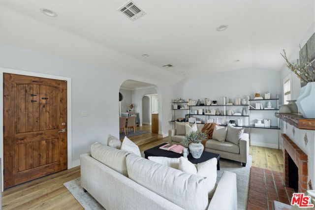 2101 Thurman Avenue, Los Angeles, CA 90016