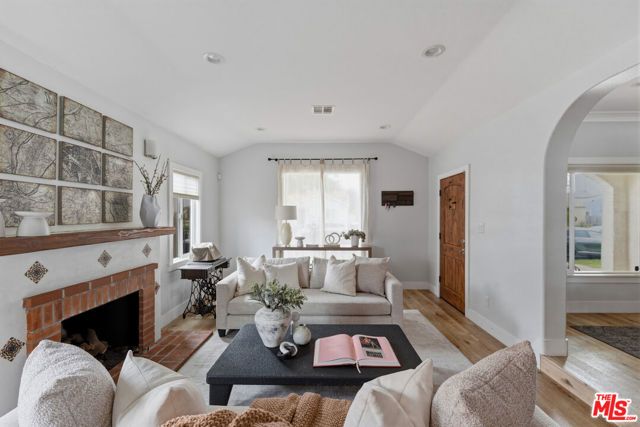 2101 Thurman Avenue, Los Angeles, CA 90016