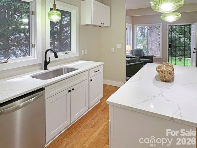 317 8th Street NW, Hickory, NC 28601