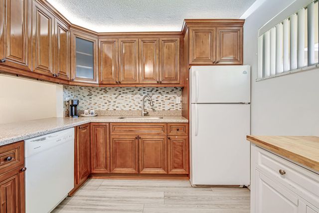 2855 GARDEN Drive S 102, Palm Springs, FL 33461