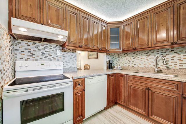 2855 GARDEN Drive S 102, Palm Springs, FL 33461