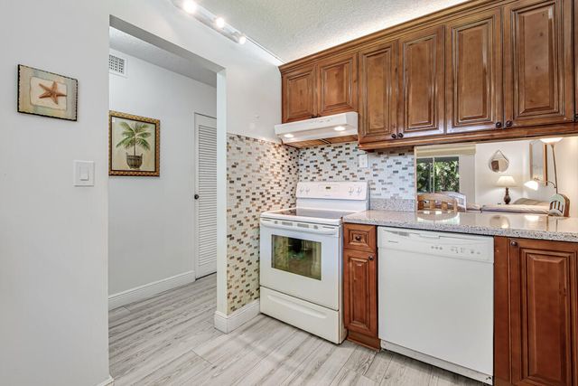 2855 GARDEN Drive S 102, Palm Springs, FL 33461