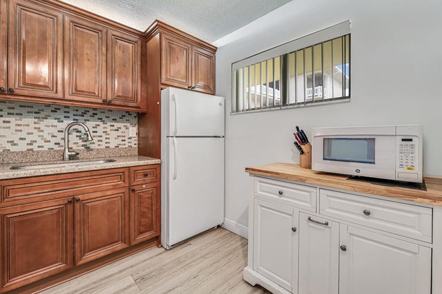 2855 GARDEN Drive S 102, Palm Springs, FL 33461