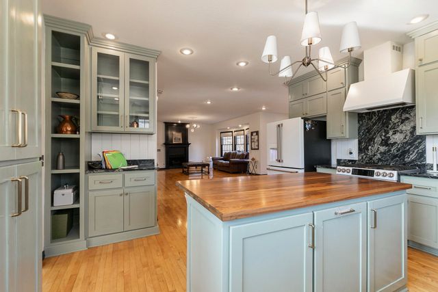 903 E Gaslight Drive, Springfield, MO 65810