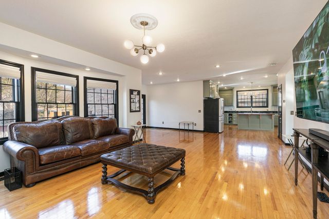 903 E Gaslight Drive, Springfield, MO 65810