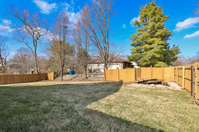 903 E Gaslight Drive, Springfield, MO 65810