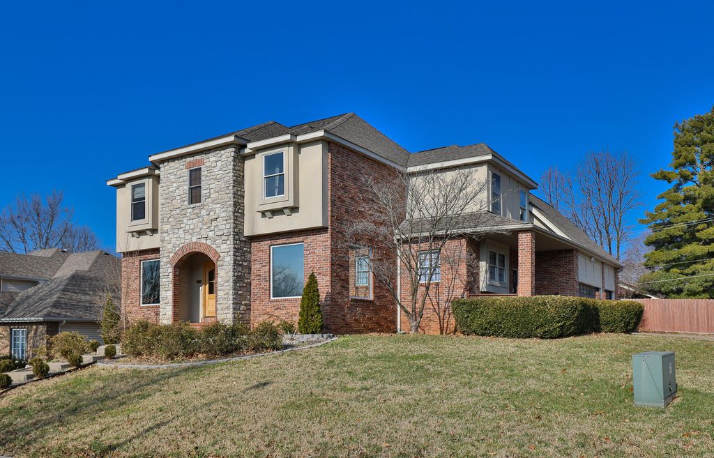 903 E Gaslight Drive, Springfield, MO 65810