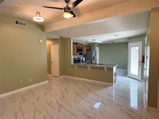 505 Valley Spring Drive, Arlington, TX 76018