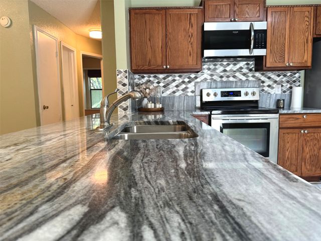 505 Valley Spring Drive, Arlington, TX 76018