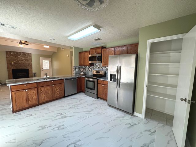 505 Valley Spring Drive, Arlington, TX 76018