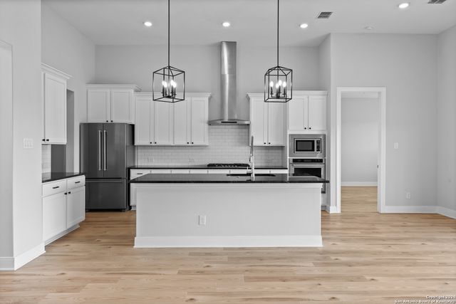 190 Azalea Alley, Castroville, TX 78009