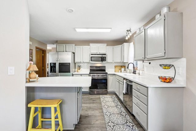 32 Hidden Creek VIEW, Hartford, WI 53027