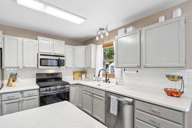 32 Hidden Creek VIEW, Hartford, WI 53027