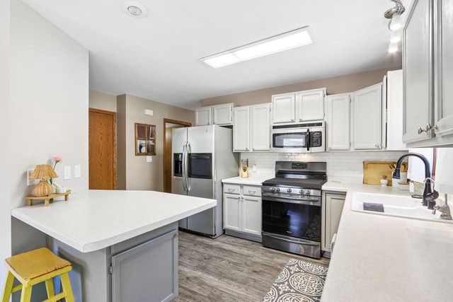 32 Hidden Creek VIEW, Hartford, WI 53027