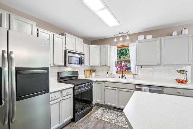 32 Hidden Creek VIEW, Hartford, WI 53027