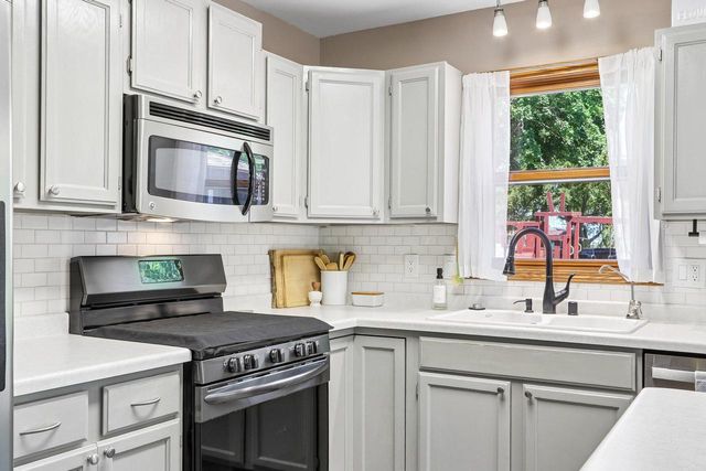 32 Hidden Creek VIEW, Hartford, WI 53027
