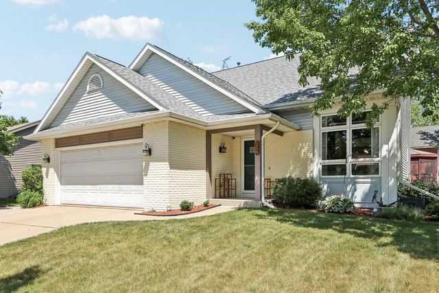 32 Hidden Creek VIEW, Hartford, WI 53027