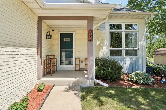 32 Hidden Creek VIEW, Hartford, WI 53027