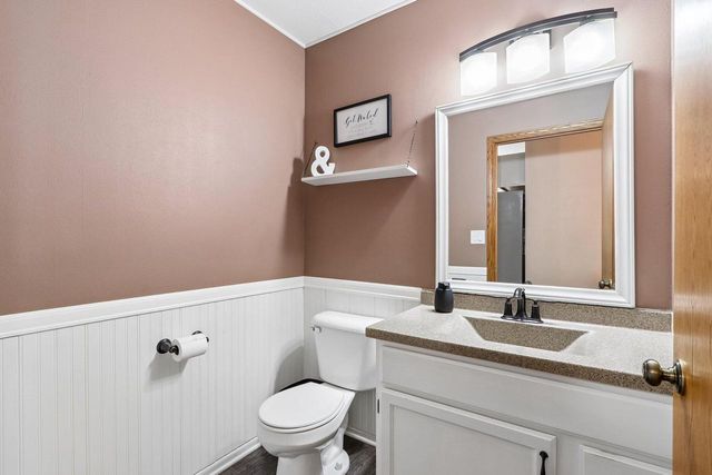 32 Hidden Creek VIEW, Hartford, WI 53027