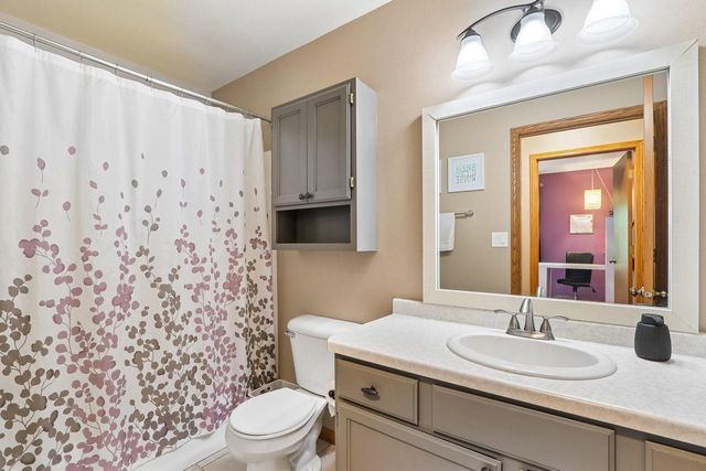 32 Hidden Creek VIEW, Hartford, WI 53027