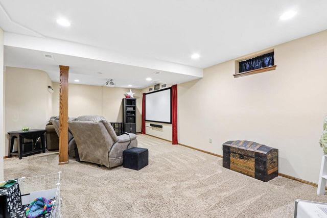 32 Hidden Creek VIEW, Hartford, WI 53027