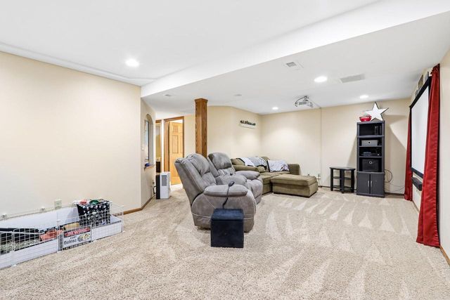 32 Hidden Creek VIEW, Hartford, WI 53027