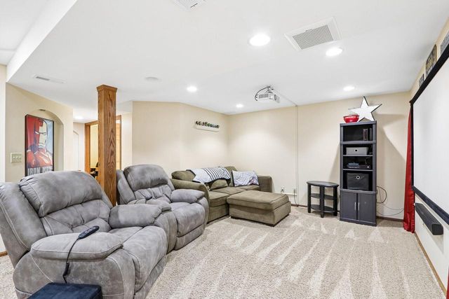 32 Hidden Creek VIEW, Hartford, WI 53027