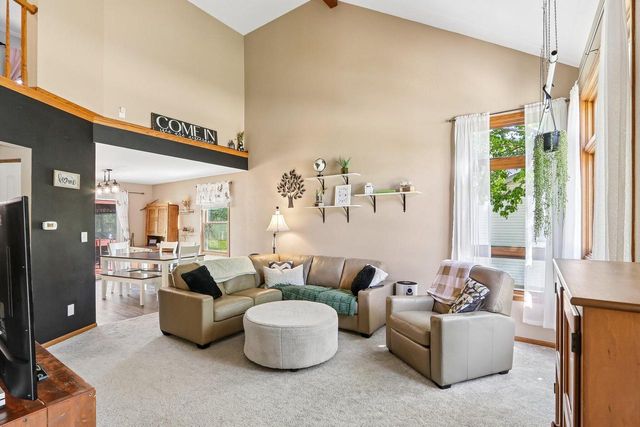 32 Hidden Creek VIEW, Hartford, WI 53027