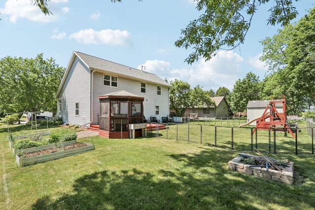 32 Hidden Creek VIEW, Hartford, WI 53027