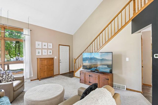 32 Hidden Creek VIEW, Hartford, WI 53027
