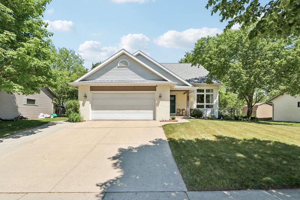 32 Hidden Creek VIEW, Hartford, WI 53027
