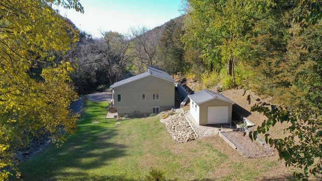 62834 Collins Lane, Prairie Du Chien, WI 53821