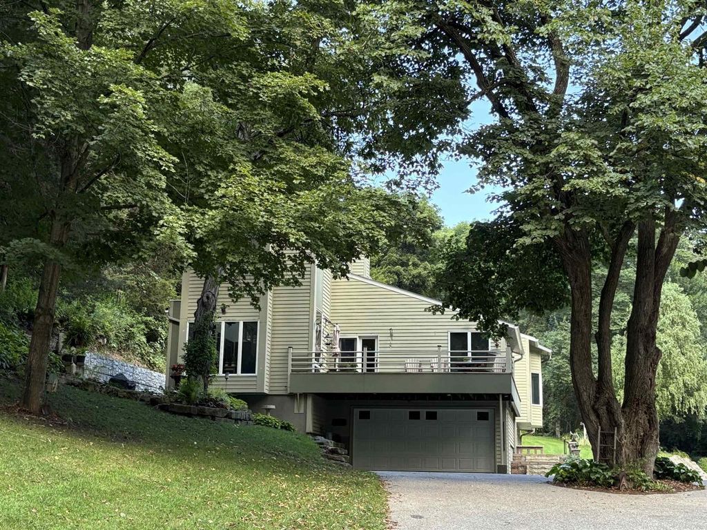 62834 Collins Lane, Prairie Du Chien, WI 53821