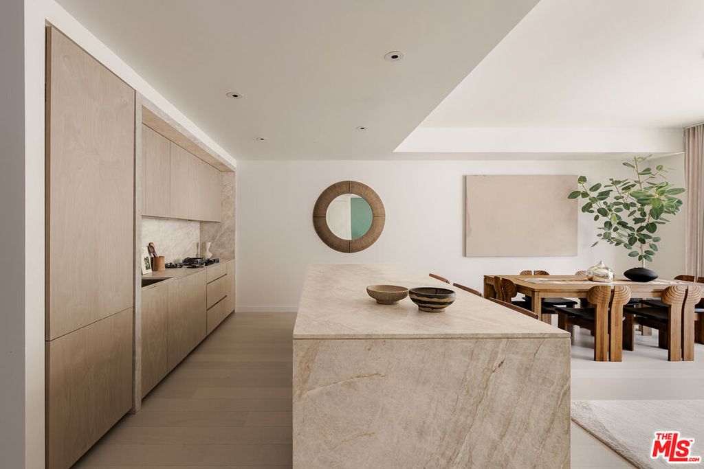 Image 1 of property listing at 9200 Wilshire Blvd, Beverly Hills, CA 90212