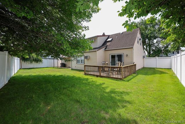 69 Corncrib Lane, Levittown, NY 11756
