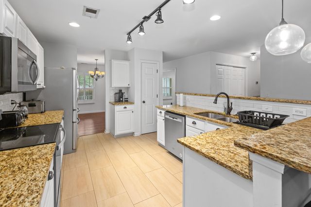 518 Holiday Drive, Summerville, SC 29483