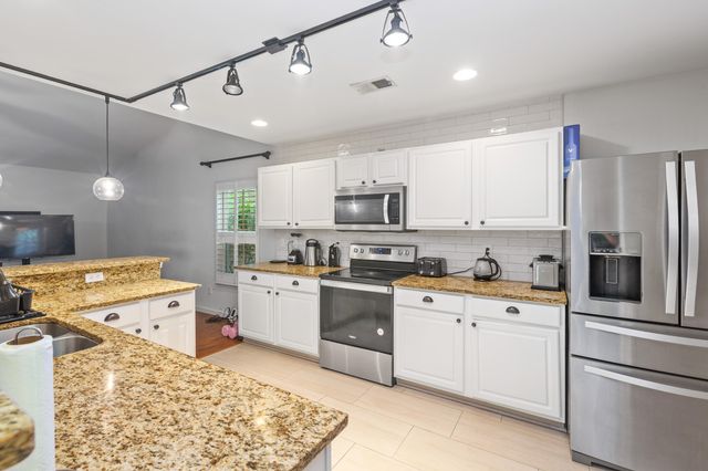 518 Holiday Drive, Summerville, SC 29483