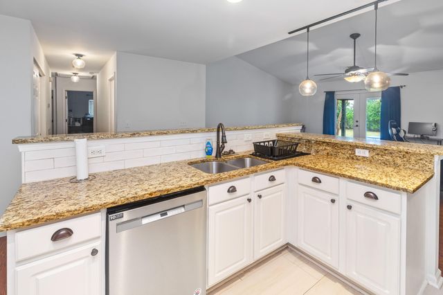 518 Holiday Drive, Summerville, SC 29483