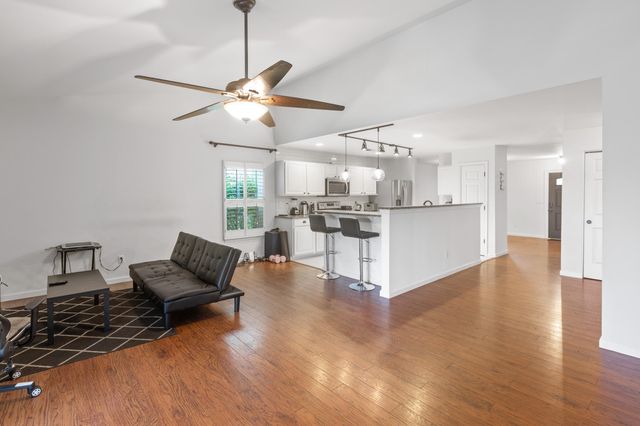 518 Holiday Drive, Summerville, SC 29483