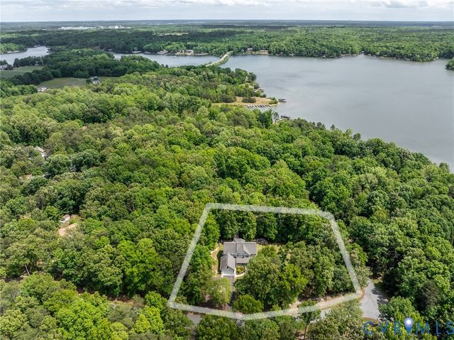 381 Shorewood Dr, Louisa, VA 23117