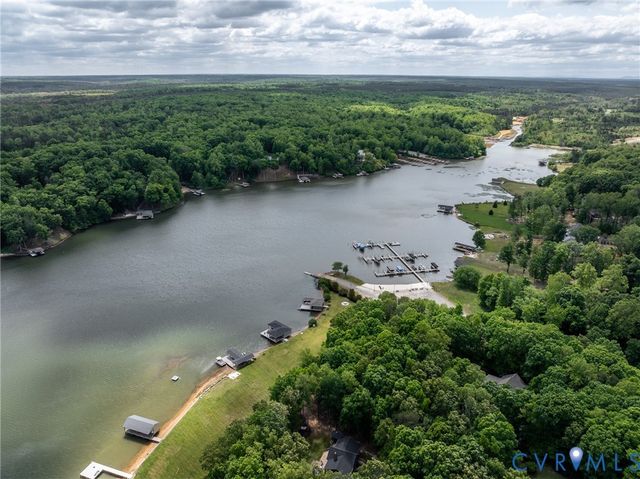 381 Shorewood Dr, Louisa, VA 23117