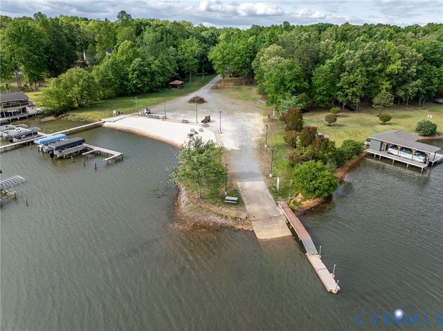 381 Shorewood Dr, Louisa, VA 23117