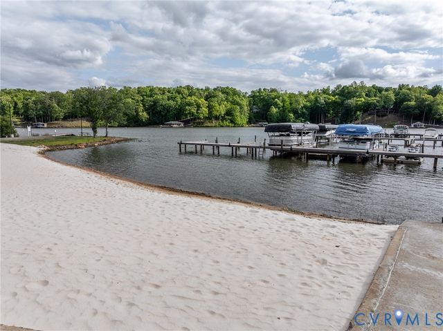 381 Shorewood Dr, Louisa, VA 23117