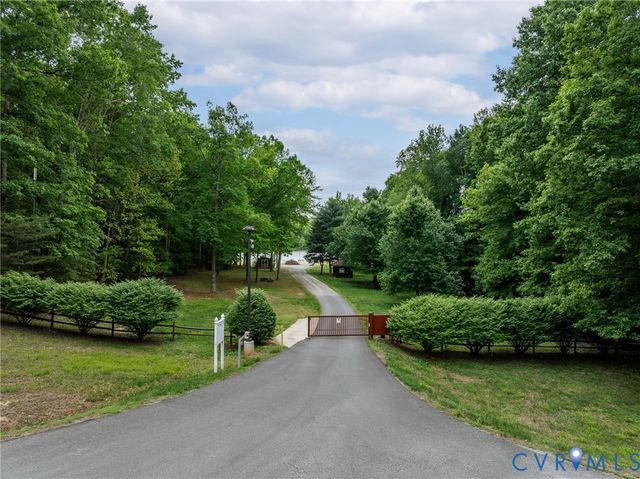 381 Shorewood Dr, Louisa, VA 23117