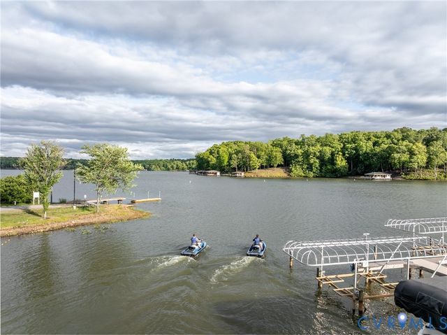 381 Shorewood Dr, Louisa, VA 23117