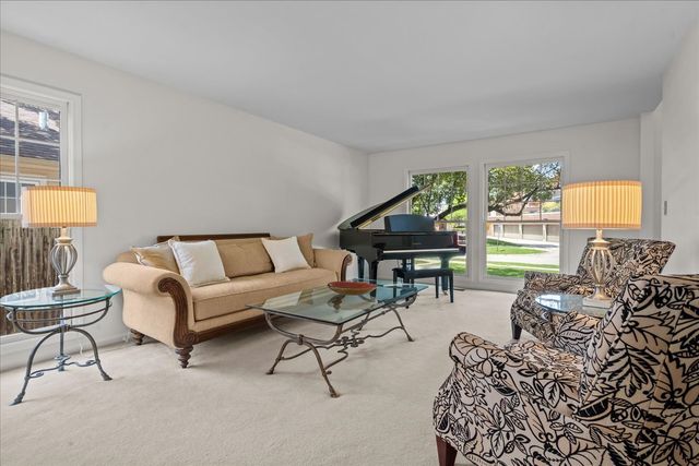 542 Wayland Avenue, Kenilworth, IL 60043