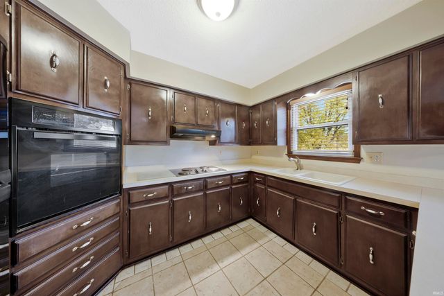 9330 Eastlake Drive, Wadesville, IN 47638