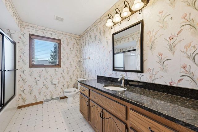 5630 S Timber Ridge DRIVE, New Berlin, WI 53151