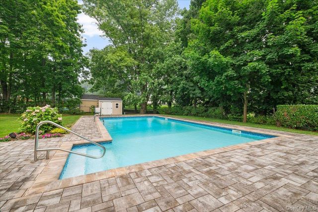 35 Bucknell Drive, Plainview, NY 11803